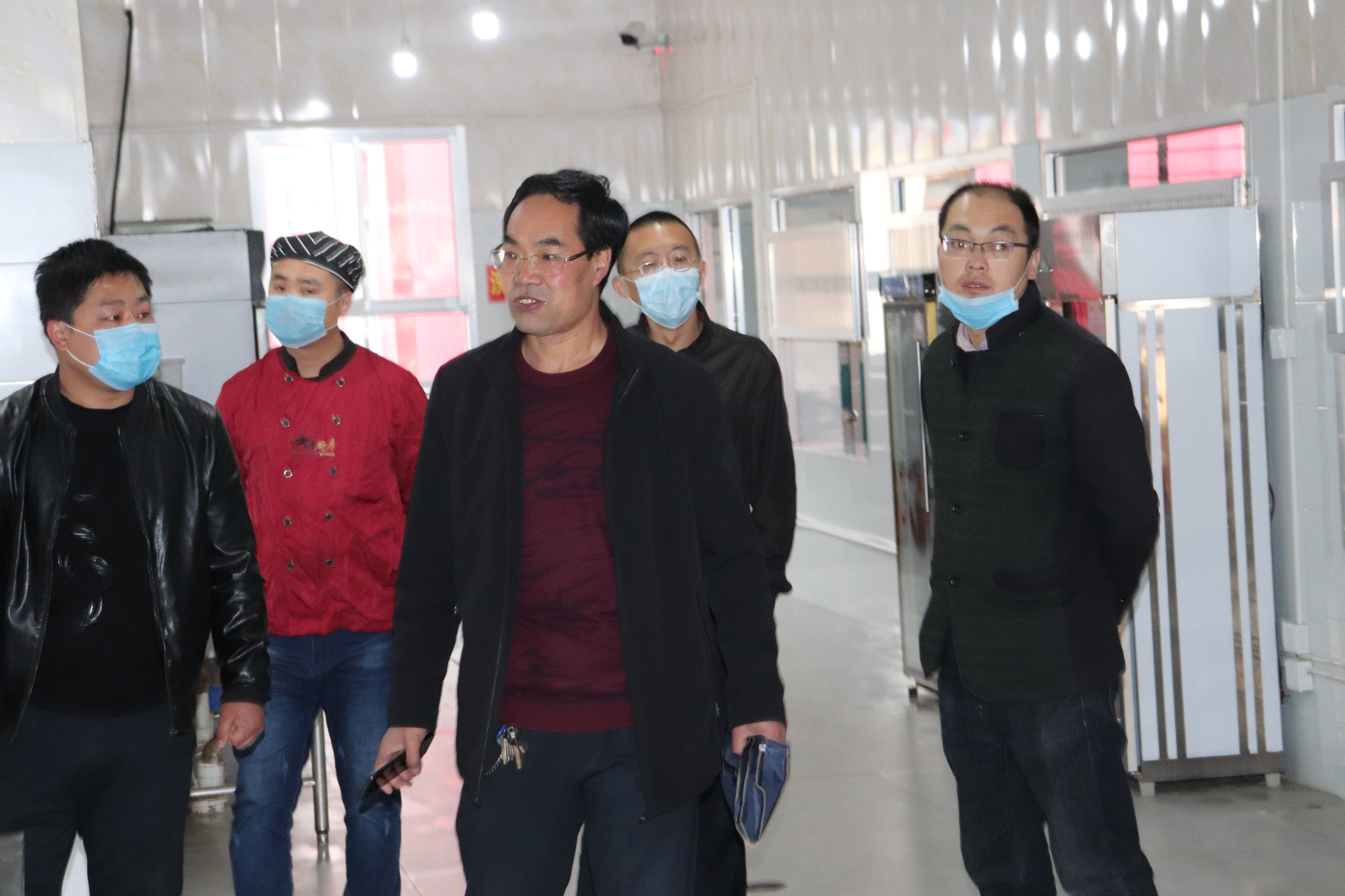食药局王东东局长来我校视察工作.JPG